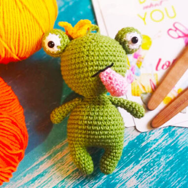 Fiona Frog with Crown Amigurumi Free pattern (1)