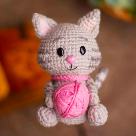 Winter-Cat-with-Yarn-Ball-