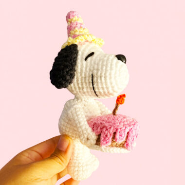 Snoopy with Cake for Birthday Party Crochet Pattern (1)