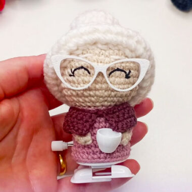 Nostalgia Grandma Crochet Doll Free Pattern (1)