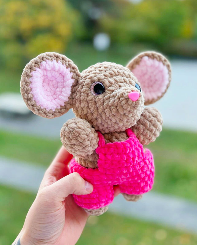Plush Teeny Mouse in Overalls Crochet PDF Pattern (2)