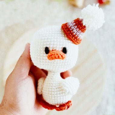White Duck with Christmas Hat Amigurumi Free Pattern (1)